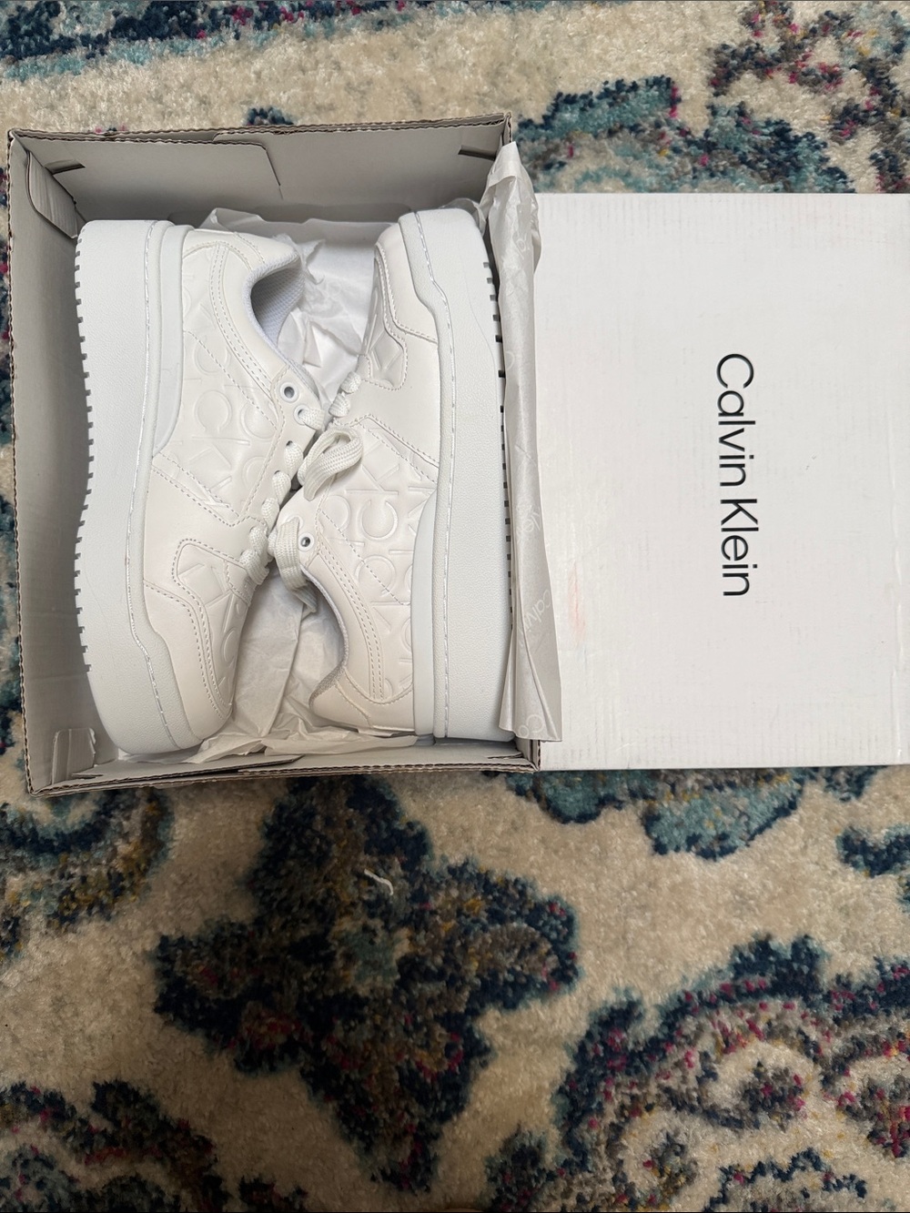 NWT Calvin Klein White Embossed Logo Low-Top Sneakers - size 6